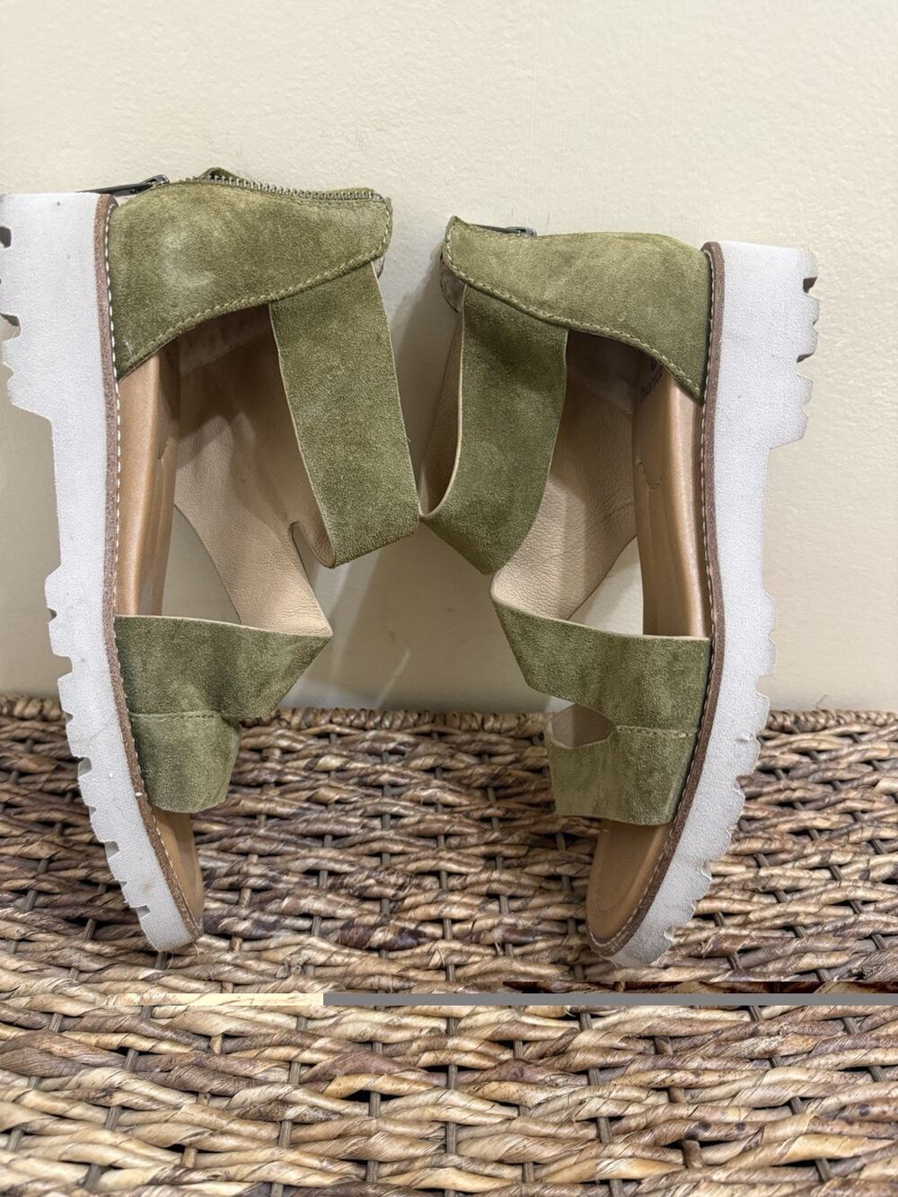 Bionica Women's Dania Sandal Olive Green Straps Back Zip. Size 8.5 Going Out 9M